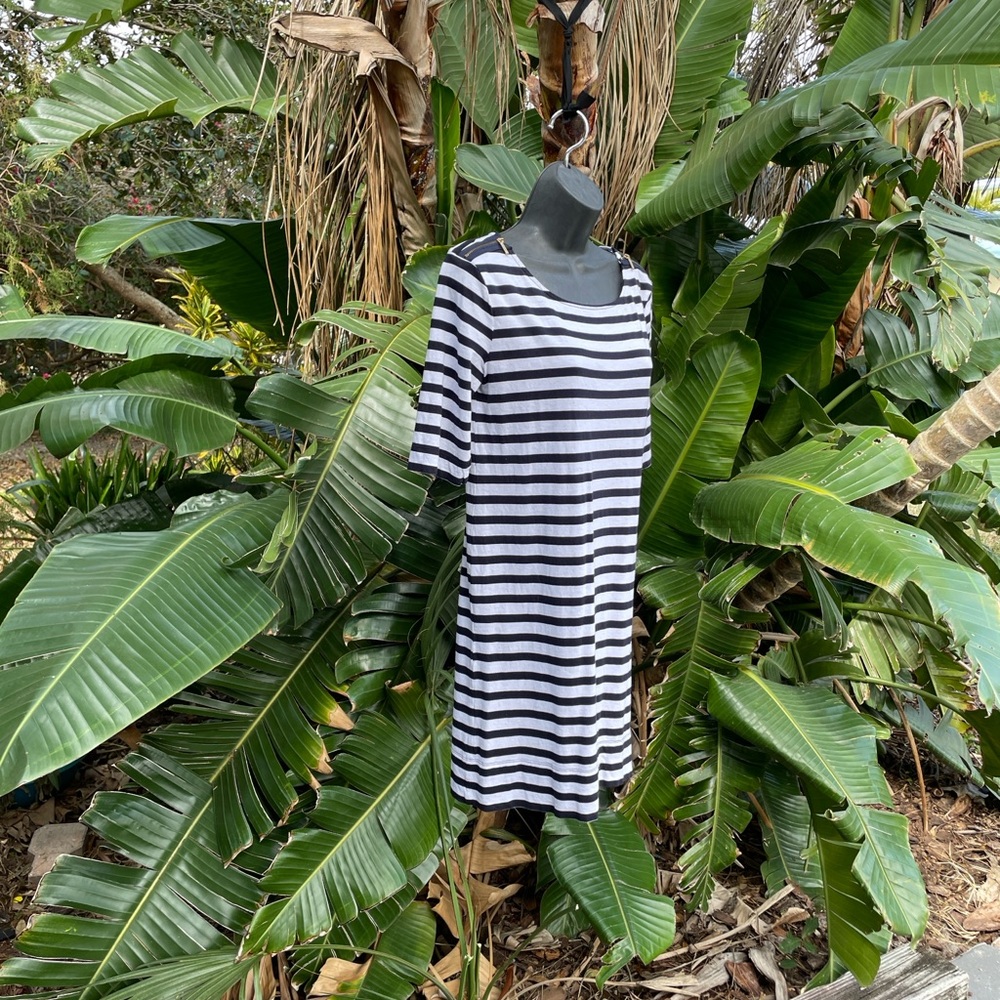 striped T-shirt dress with a zipper shoulders